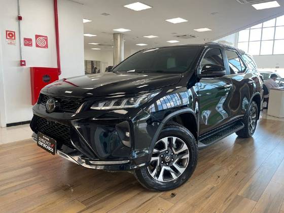 TOYOTA HILUX SW4 2.8 D-4D TURBO DIESEL DIAMOND 7L 4X4 AUTOMÁTICO TOYOTA HILUX SW4 2.8 D-4D TURBO DIESEL DIAMOND 7L 4X4 AUTOMÁTICO